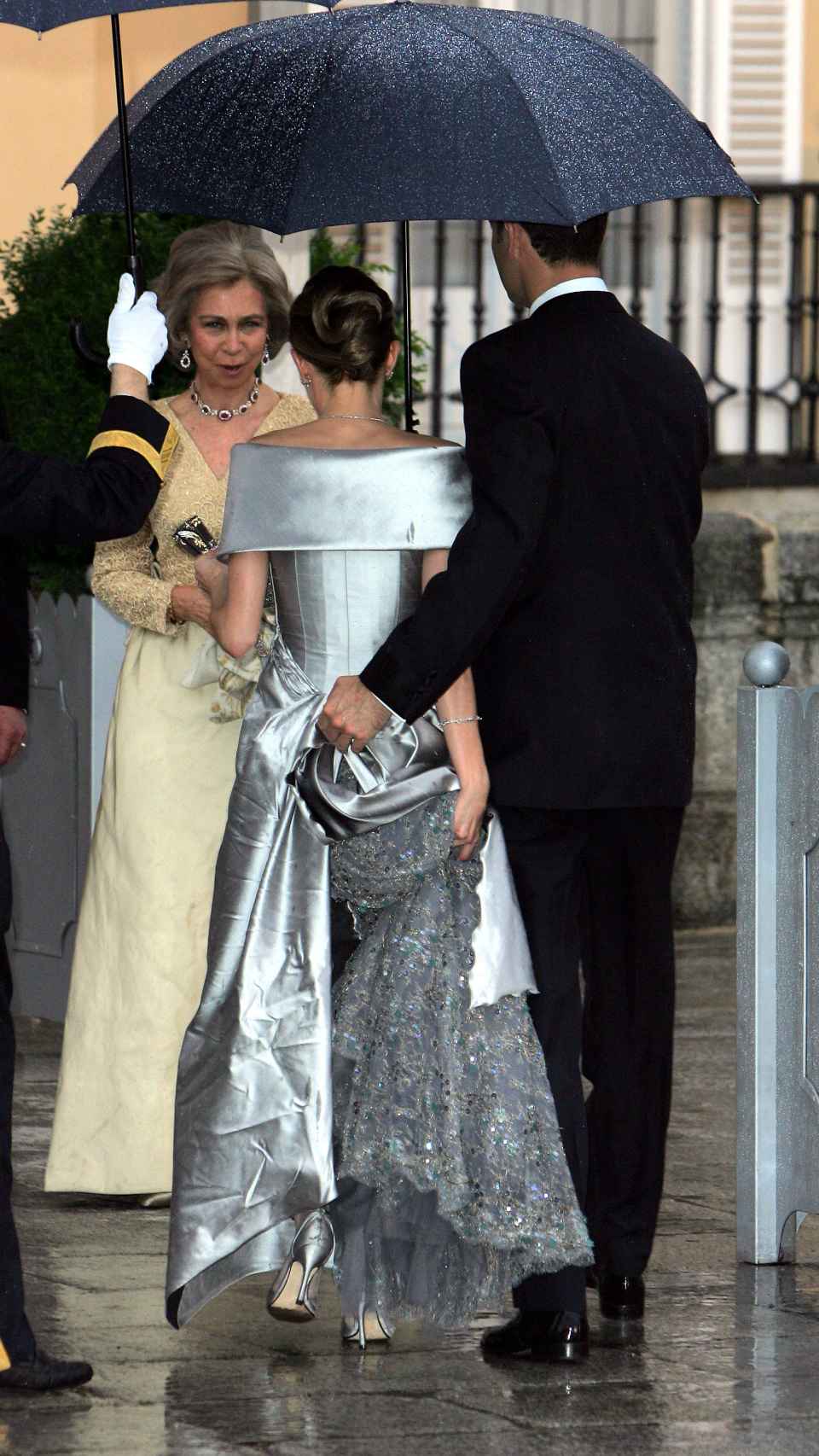 La reina Sofía con la tiara de Niarchos a modo de collar en la cena de gala previa a la boda real del príncipe Felipe con Letizia.