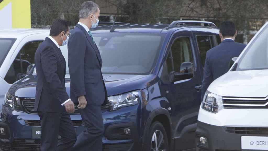 El rey Felipe observa los comerciales eléctricos de Citroën, Peugeot y Opel.