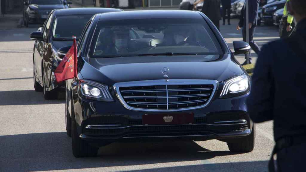 El rey Felipe a su llegada en el Mercedes Clase S a la fábrica de Vigo de Stellantis,