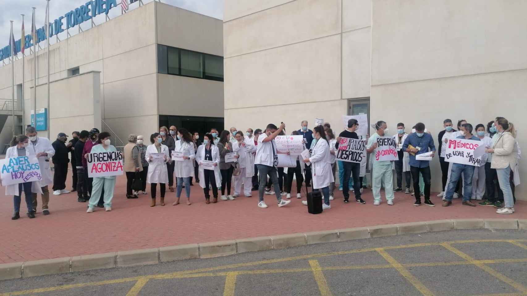 Manifestación de médicos frente al Hospital de Torrevieja.
