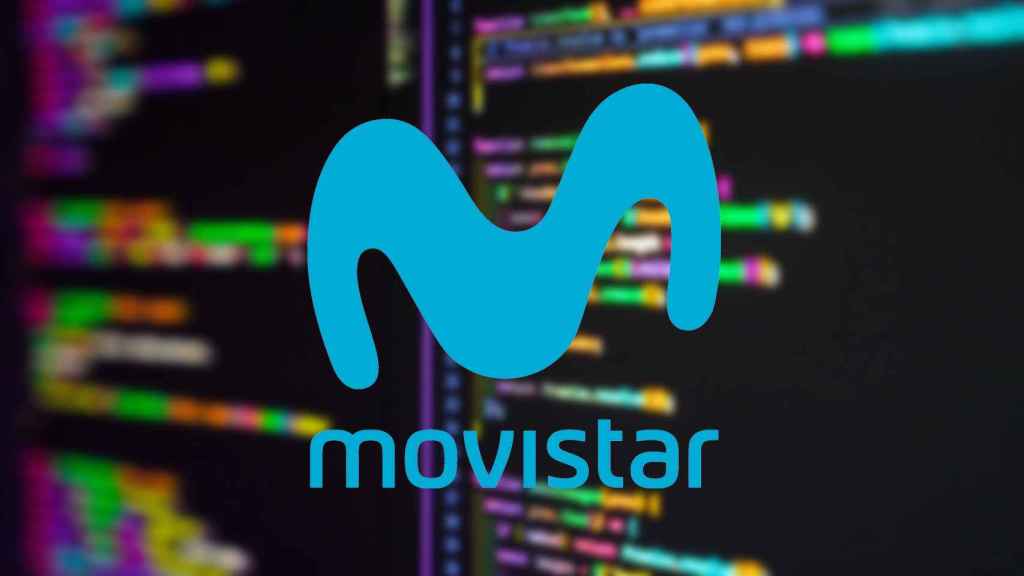 Logo de Movistar junto a líneas de código.