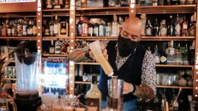 Un coctelero durante las demostraciones de la Alicante Cocktail Week.