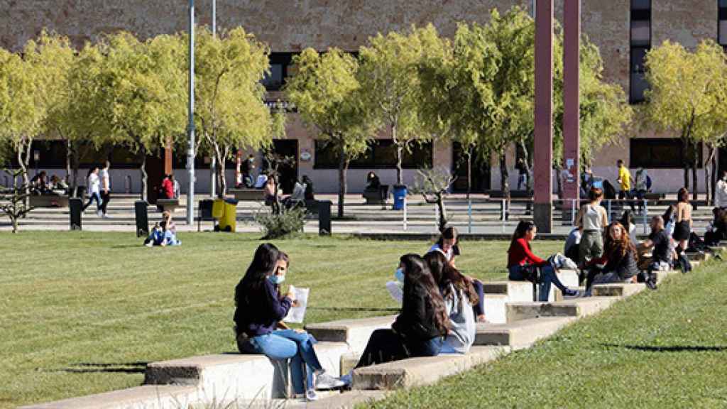 Estudiantes universitarios en el Campus Miguel de Unamuno