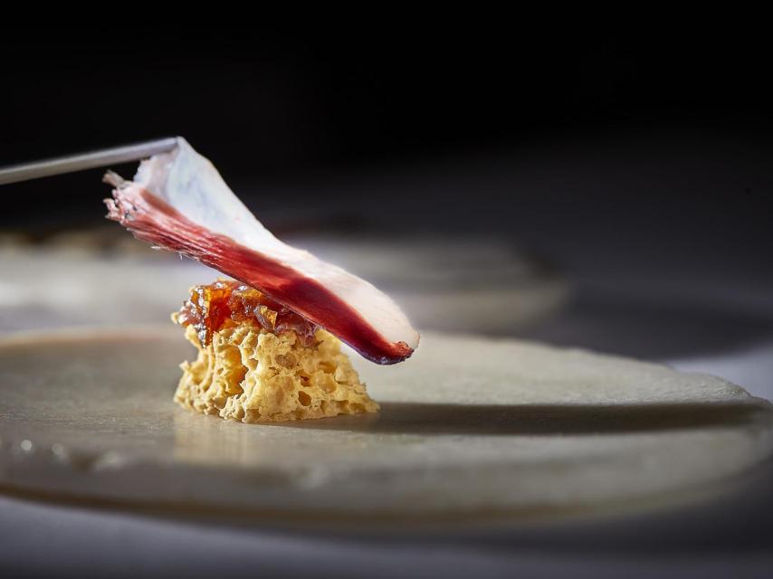 Foie aireado, chutney de sofrito y jamón de pato ahumado