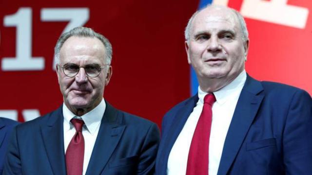 Uli Hoeness, a la derecha, junto a Rummenigge