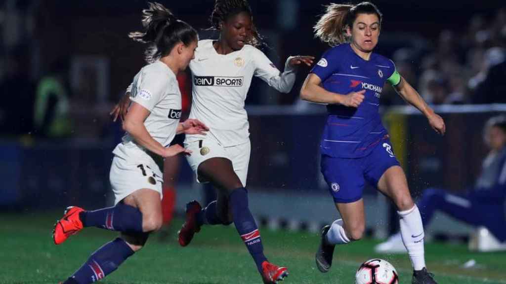 Aminata Diallo (en medio) durante un partido entre el PSG y el Chelsea
