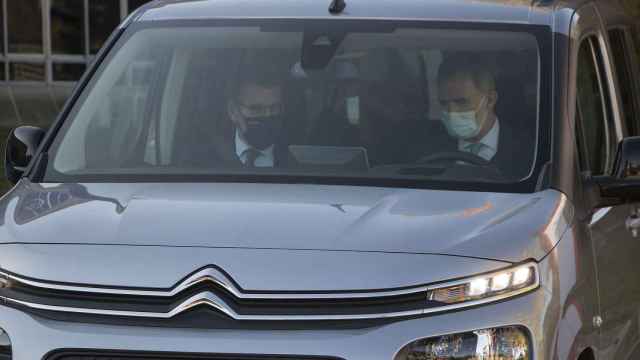 El rey Felipe junto con Alberto Núñez Feijóo dentro del Citroën Berlingo eléctrico.