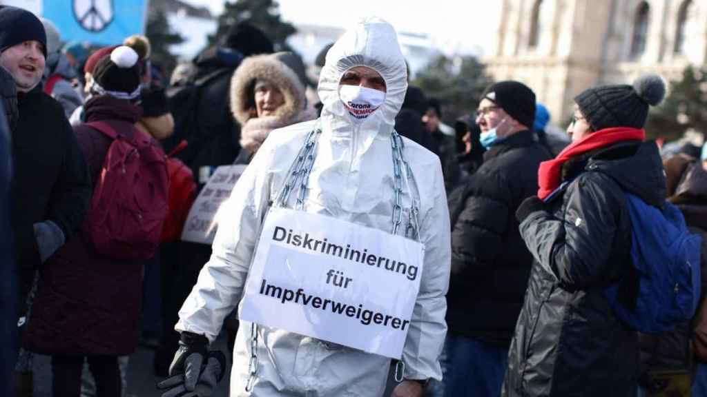 Un hombre, durante una manifestación reciente en Viena con una pancarta contra la discriminación a los que rechazan las vacunas.