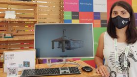 Rita Pérez Carou, virtualizadora de patrimonio y arqueóloga analítica, posa junto al proyecto realizado por Navia 3D para la Iglesia de San Xes de Francelos (BIC).