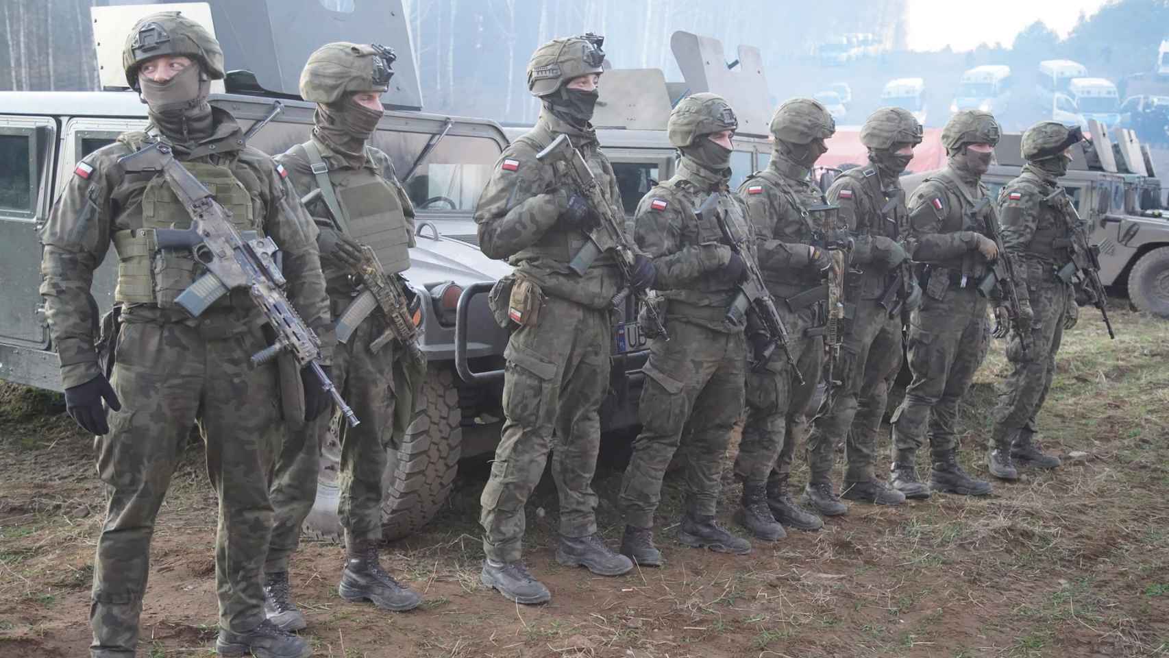 Miembros del Ejército de Polonia en la frontera con Bielorrusia. Efe