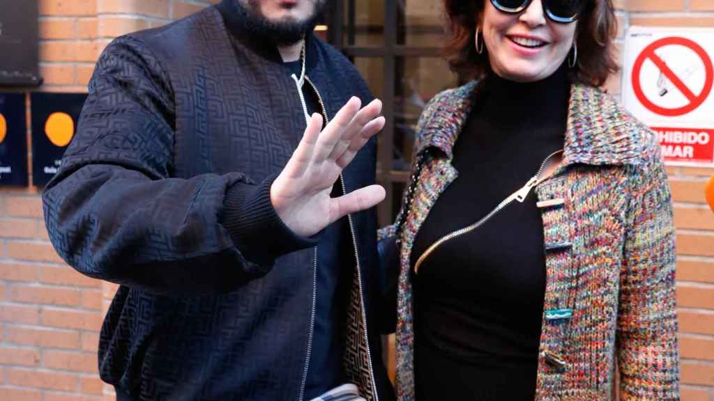 La presentadora Ana Rosa Quintana y el cantante Omar Montes tras salir del restaurante.