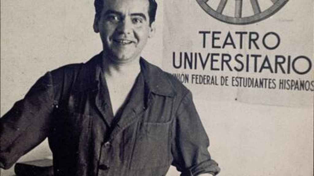 Fotografía de García Lorca con el cartel de la compañía teatral La Barraca que pintó Benjamín Palencia