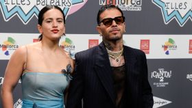 Rosalía y Rauw Alejandro en la alfombra roja de Los 40 Music Awards.