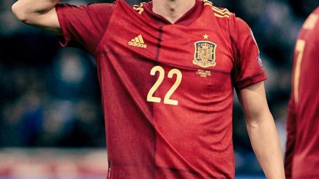 Pablo Sarabia celebra un gol con España haciendo el saludo militar