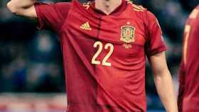 Pablo Sarabia celebra un gol con España haciendo el saludo militar