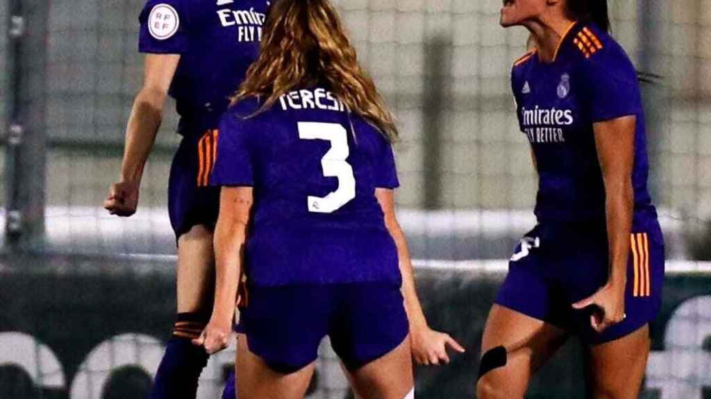 Las jugadoras del Real Femenino celebran un gol ante el Real Betis