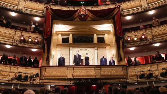 Los reyes, en una vista general del interior del Teatro Real, antes del inicio de una representación.