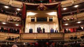 Los reyes, en una vista general del interior del Teatro Real, antes del inicio de una representación.