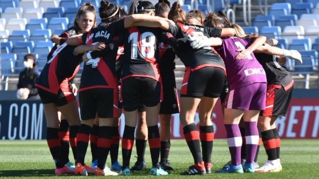 Las jugadoras del Rayo Vallecano femenino antes del partido ante el Real Madrid