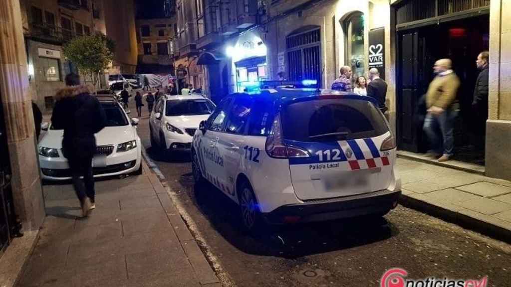 Un coche de la Policía Municipal de Salamanca de noche