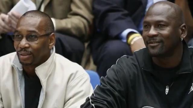 Larry Miller junto a Michael Jordan durante un partido