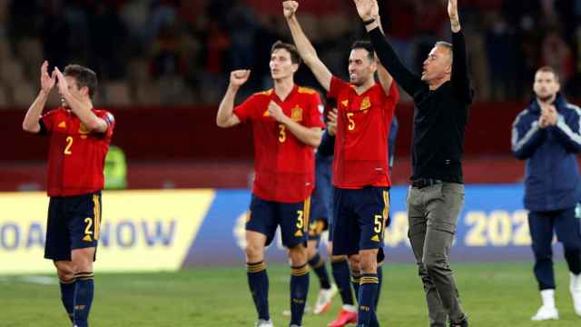 Luis Enrique celebra con los jugadores el pase al Mundial