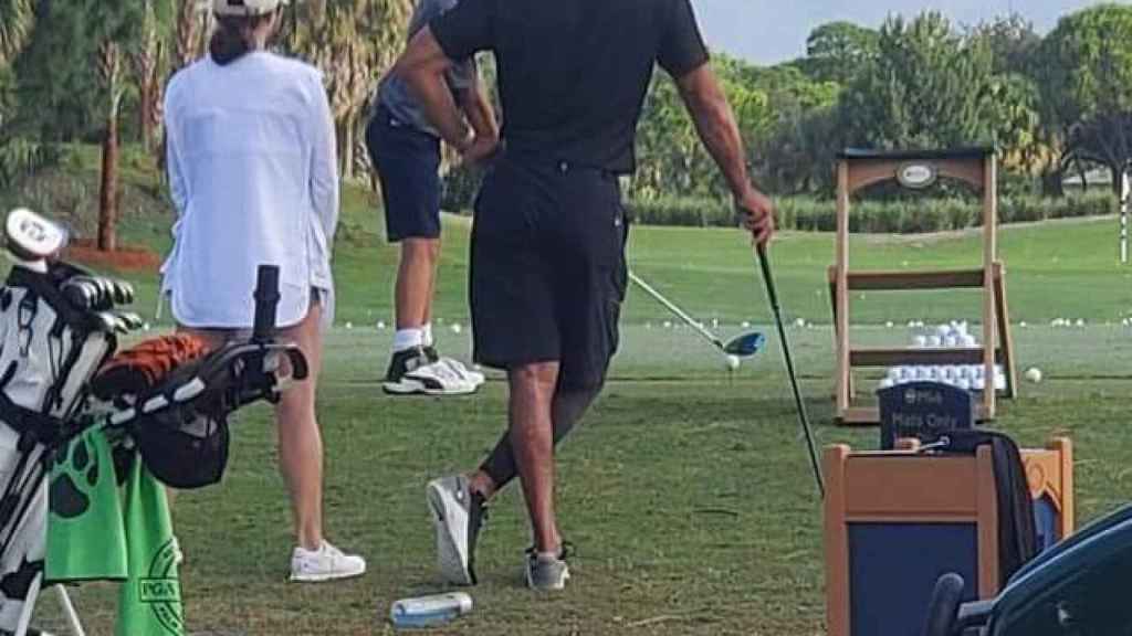 Tiger Woods entrenando junto a su hijo Charlie Axel