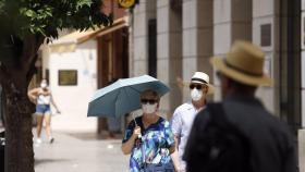 Varias personas pasean por Málaga