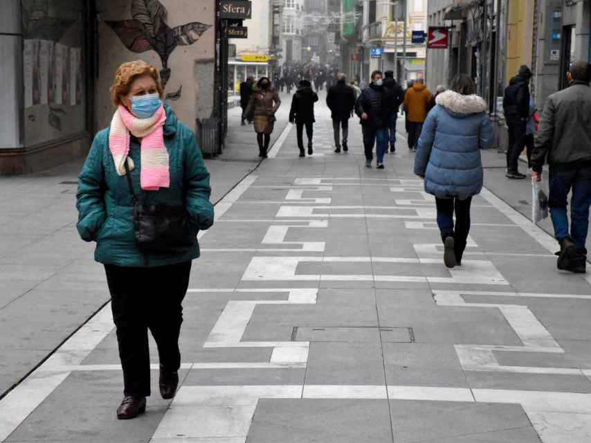 Una mujer pasea por Zamora