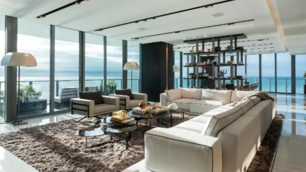 Zona del salón con vistas panorámicas al océano y terraza en todo el perímetro de la casa.