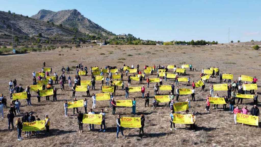 Ecologistas de diferentes colectivos se concentraron el pasado domingo contra la instalación de un huerto solar en Elda.