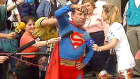 José María Ruiz Mateos, disfrazado de Superman a las puertas de la Audiencia Nacional.