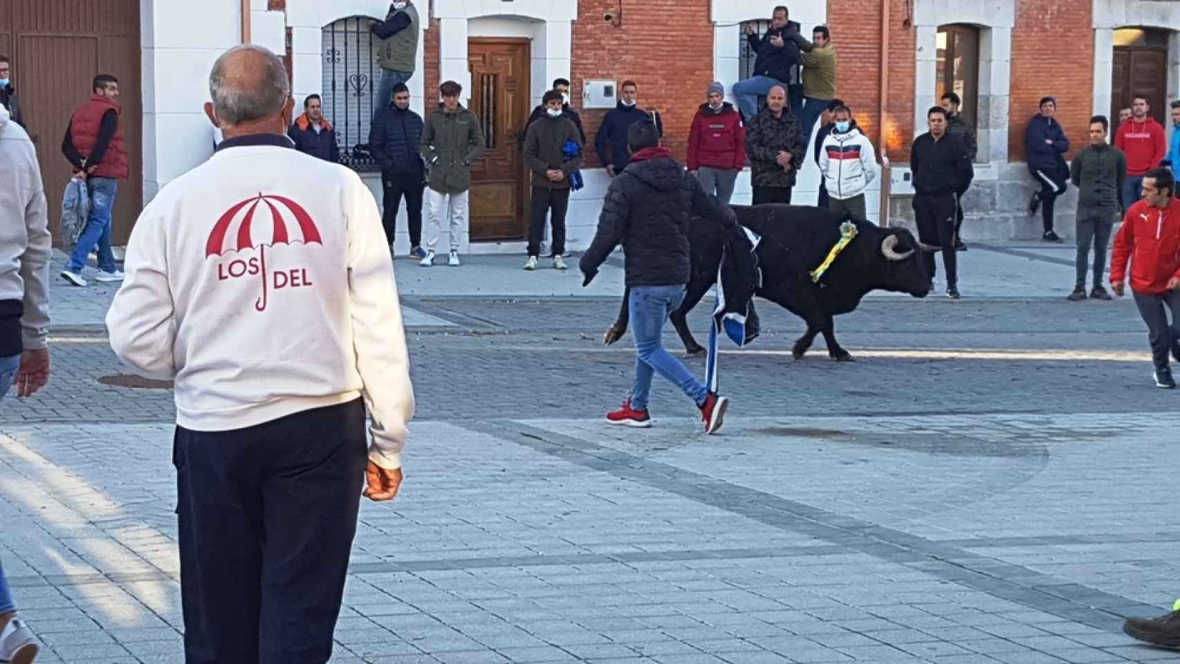Los aficionados citan al toro en la plaza del Rollo de Traspinedo