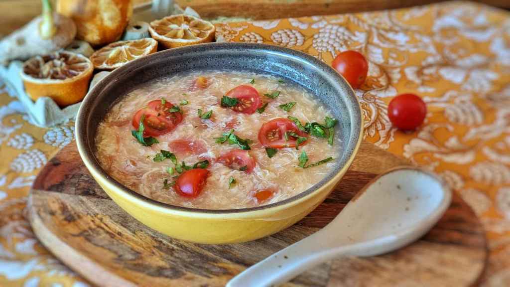 Sopa china de tomate y huevo, una receta fácil para invierno
