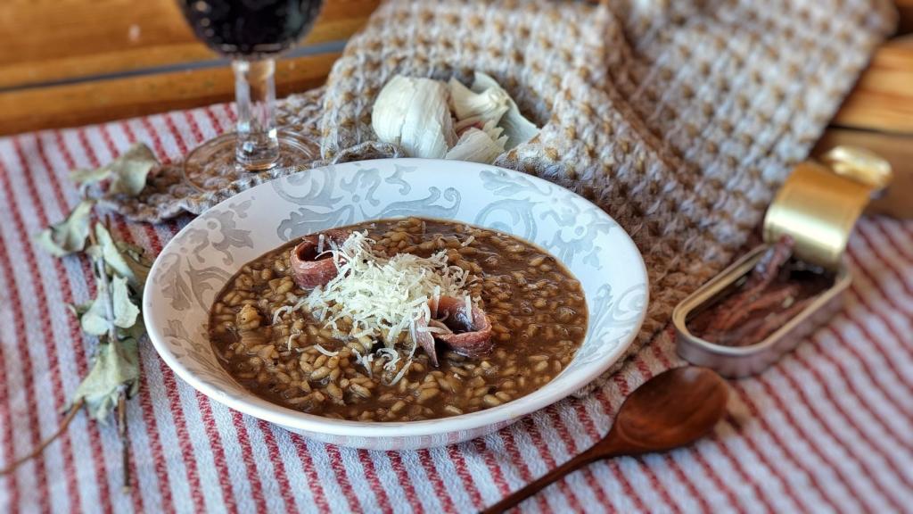 Risotto de ajo negro y anchoas, una receta sorprendente y todos los trucos  para triunfar