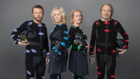 Los miembros de ABBA enfundados en sus trajes de captura de movimientos.