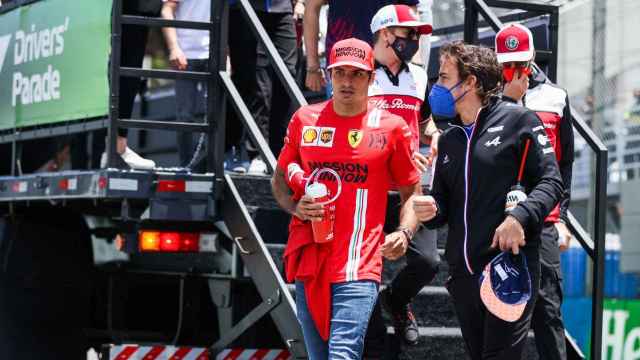 Carlo Sainz y Fernando Alonso en el Gran de Brasil de Fórmula 1