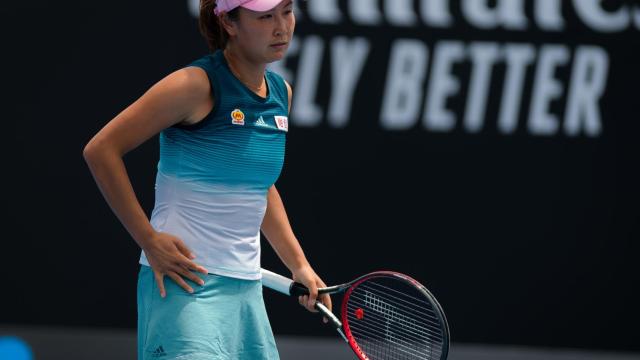 Peng Shuai durante un partido en pista rápida