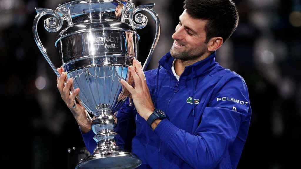 Novak Djokovic, con el trofeo que le acredita como el número 1 de la ATP en 2021