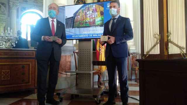 Francisco de la Torre y Carlos Conde, en la presentación de la propuesta de presupuestos del Ayuntamiento