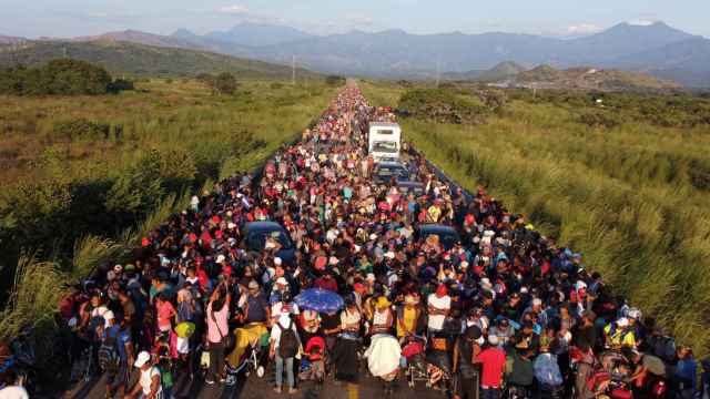 La caravana de inmigrantes, camino de Ciudad de México, a su paso por Arriaga.