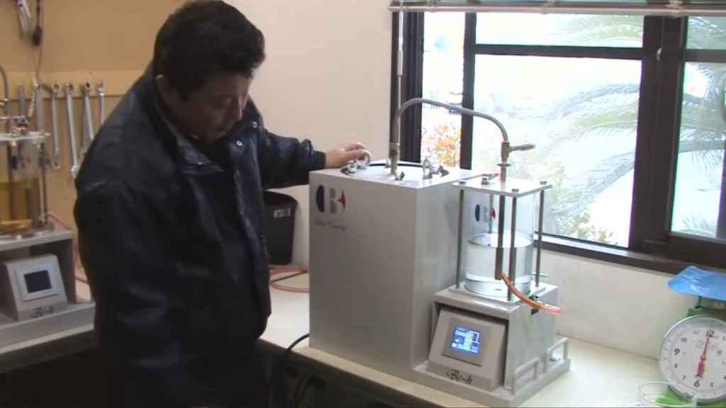El inventor japonés con la máquina que convierte las bolsas de plástico en combustible.