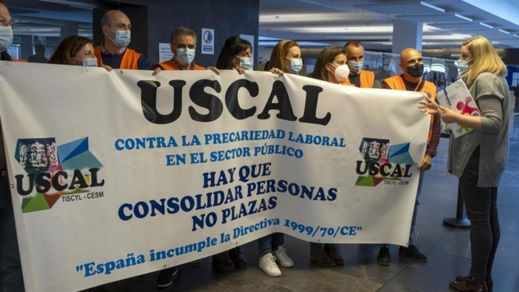 La consejera escucha las reivindicaciones de los miembros del sindicato USCAL