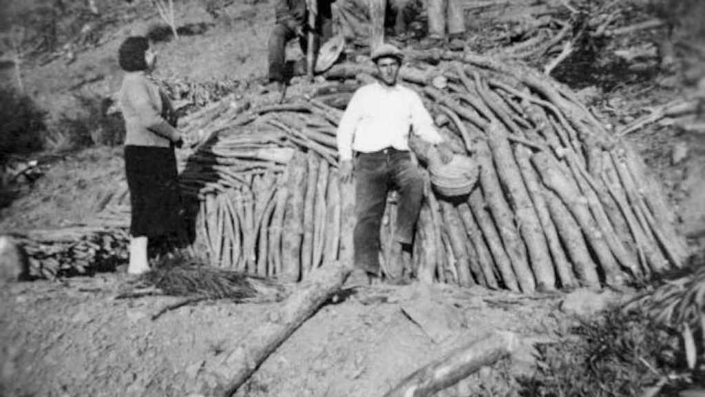 Un carbonero en plena faena en los años 30 del siglo XX./ Fotos Real Asociación Española de Cronistas Oficiales