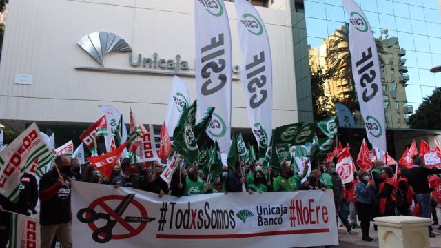 Movilización frente a la sede de Unicaja Banco