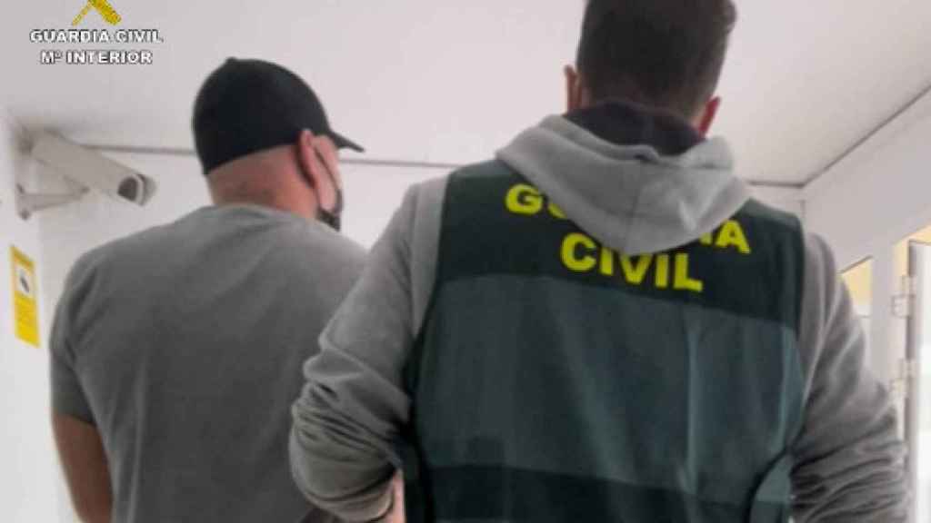 La Guardia Civil detiene al individuo en un apartamento turístico de Benidorm.