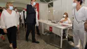 Ximo Puig y Ana Barceló en la pasada visita de cierre de los centros de vacunación masiva.