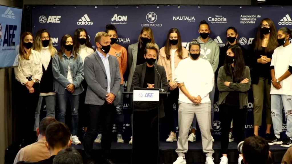 Las 14 jugadoras de la Primera Iberdrola y Diego Rivas, secretario general de AFE, durante la rueda de prensa