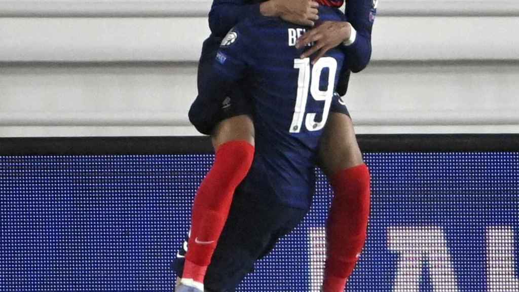 Mbappé y Benzema celebran un gol con Francia