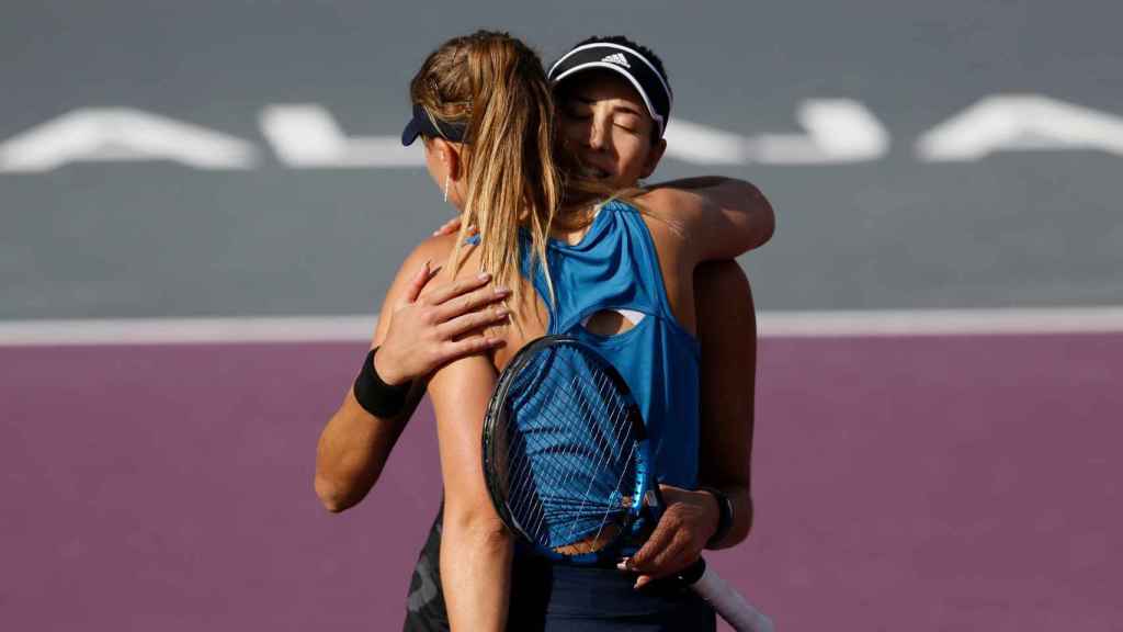 Abrazo entre Garbiñe Muguruza y Paula Badosa en las WTA Finals 2021